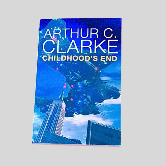 Book cover of 'Childhood's End' by Arthur C. Clarke with a futuristic cityscape and spaceship